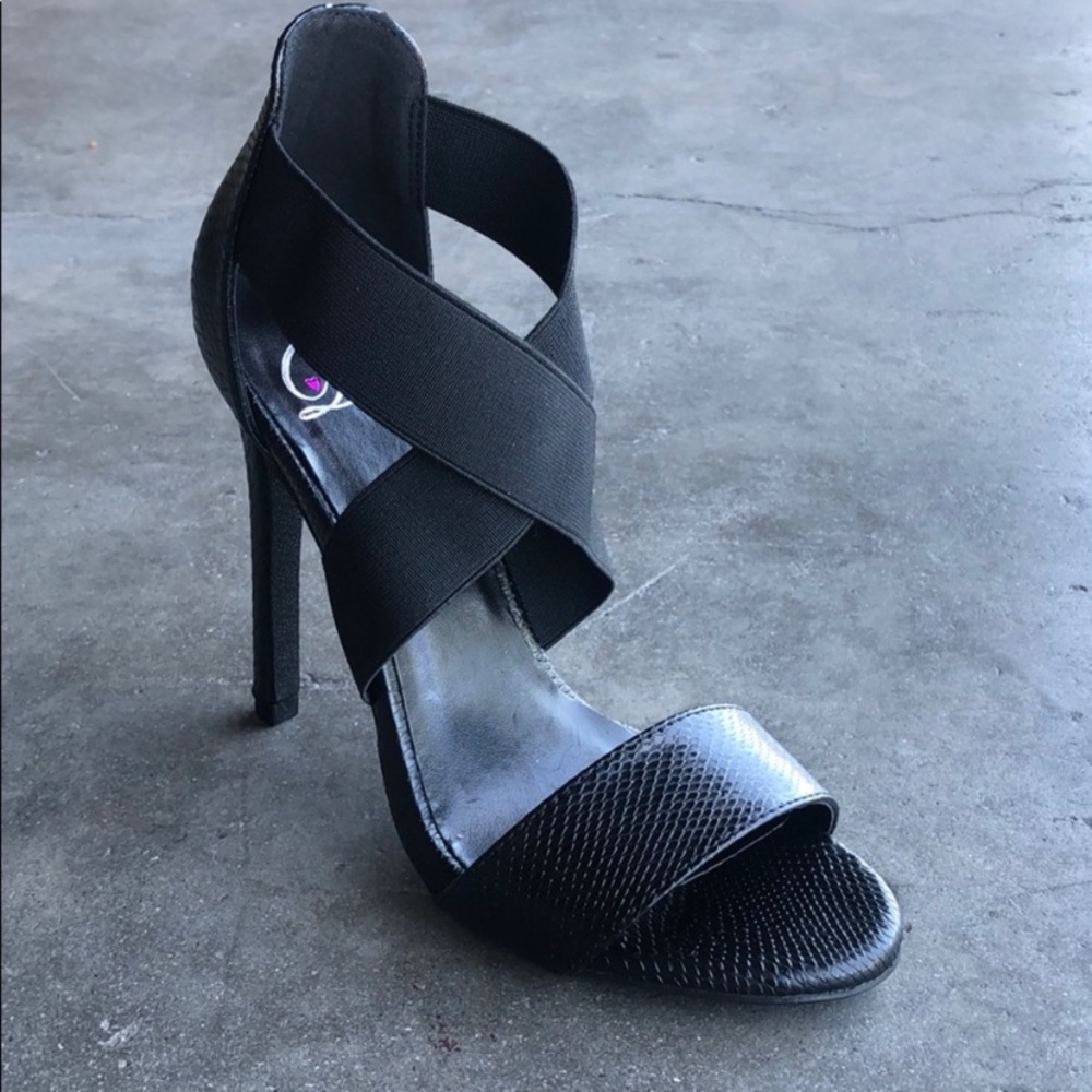 BNIB Delicious Crisscross Heels in Black 🖤